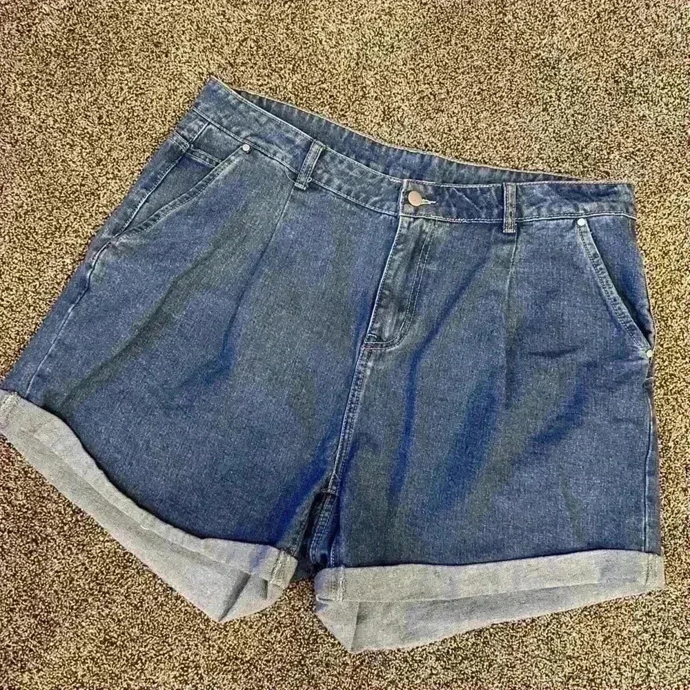 SHEIN Woman’s Pleated Blue Denim 90’s Jean Shorts Cuffed Casual Summer Picnic